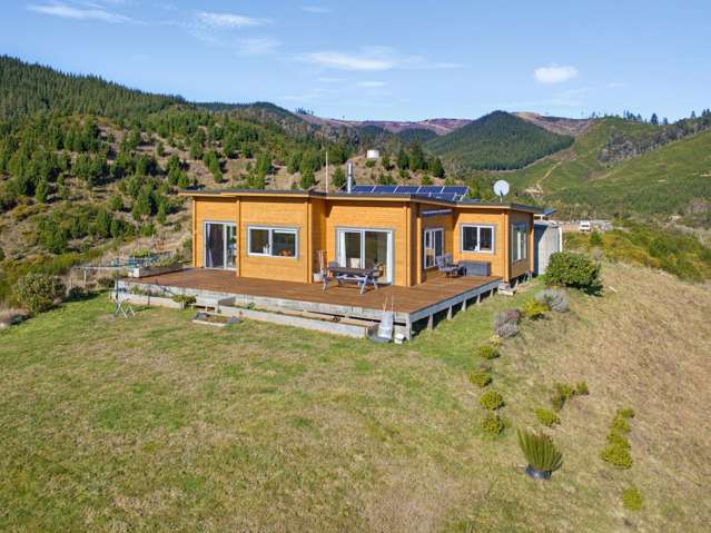 Modern Off-Grid Living with Unmatched Views!