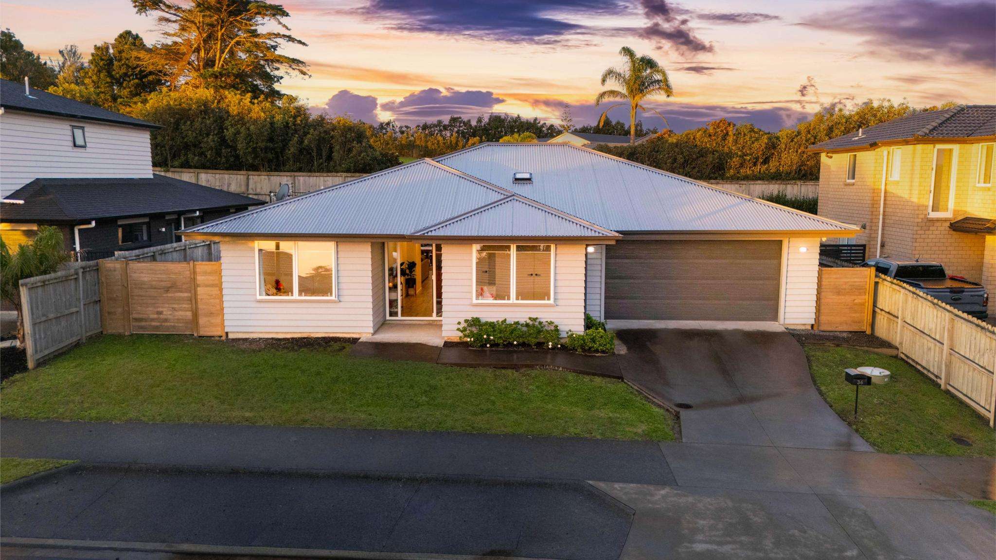 36 Accolage Boulevard – hero