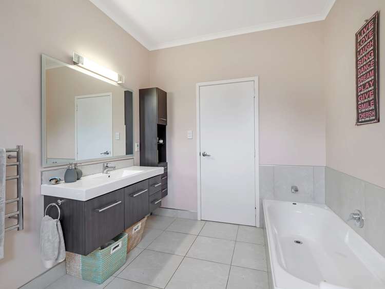 62 Halcolmbe Road Feilding_18