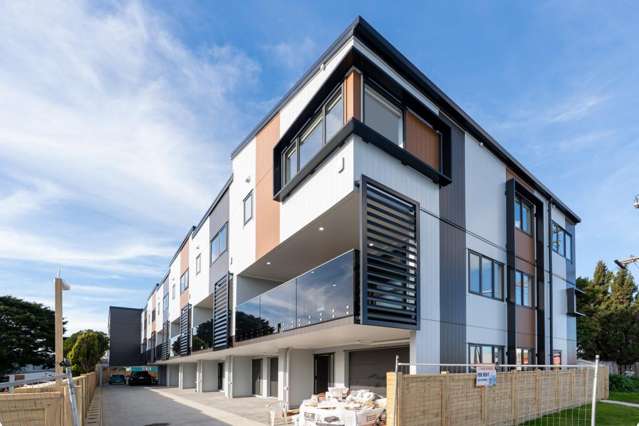 Stunning, Modern Living in Heart of Mt Roskill