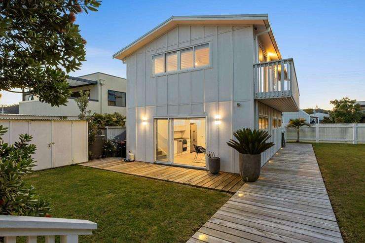 Crowds on hand as TV star agent Jayne Kiely sells her bach for close to $3m