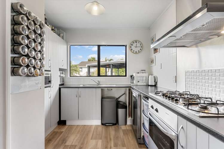 12 Landsdale Place Massey_9