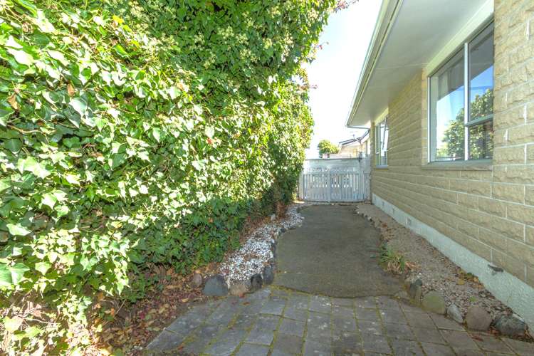 2/11 Exeter Street Stoke_18