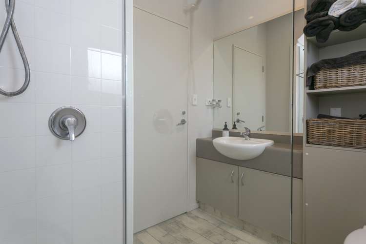 9/208A Lake Terrace Waipahihi_14