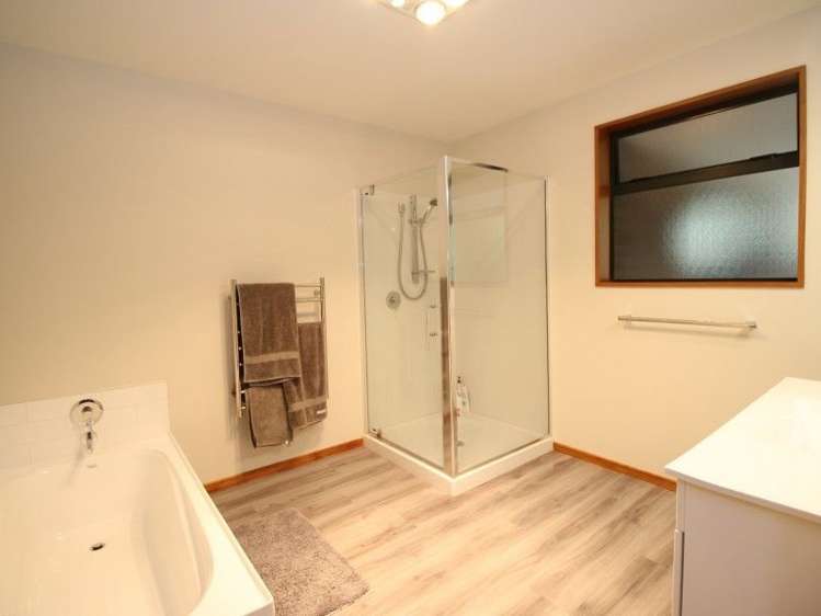 23 Falcon Drive Allenton_11