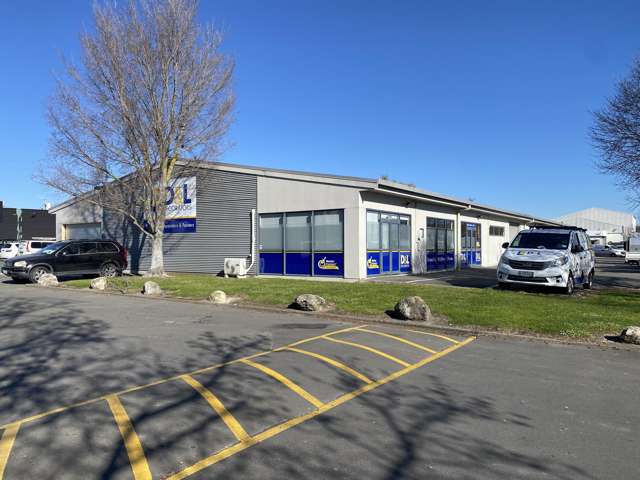 Modern showroom/warehouse in premium position