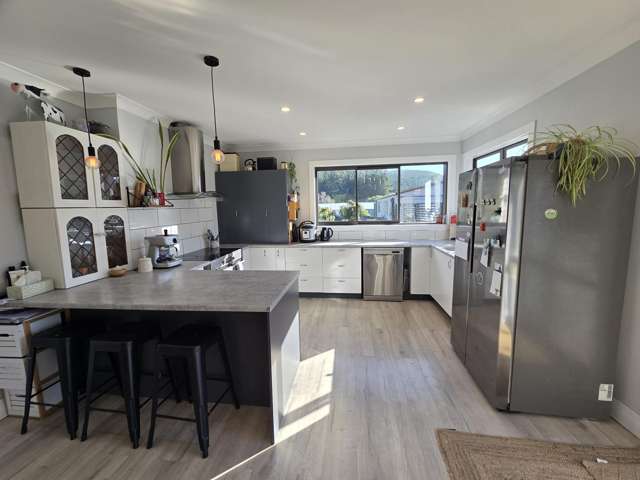 CHARMING 1920s BUNGALOW ON 1.25 ACRES