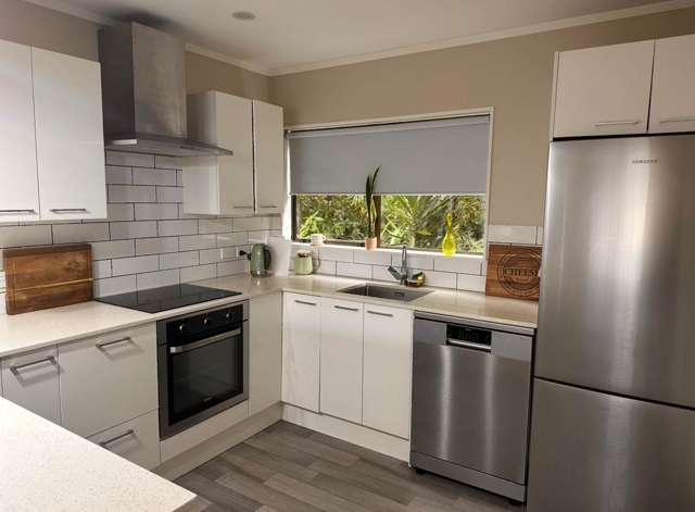 82A Stott Avenue Birkdale_3