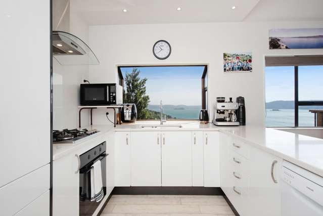 RECENTLY RENOVATED SEATOUN RIDGE RETREAT