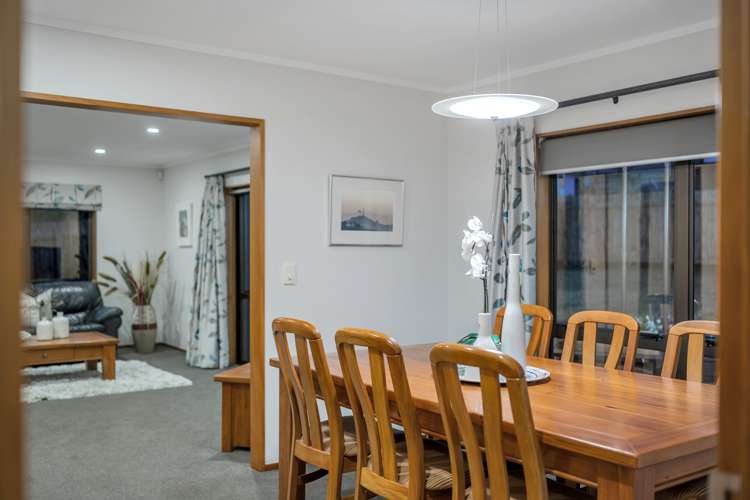 54 Channing Crescent Botany Downs_11