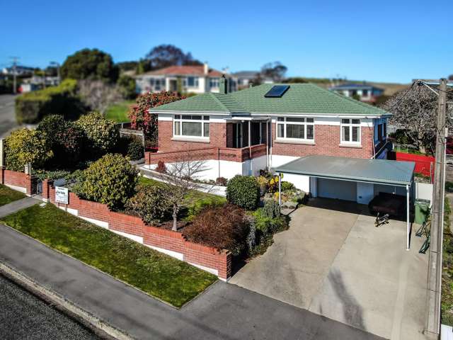 FANTASTIC FAMILY HOME WITH VIEWS!