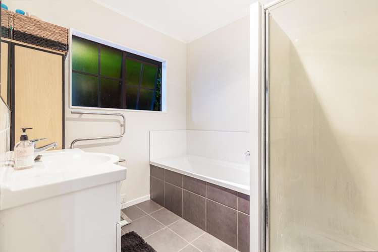 2/124 Waimumu Road Massey_9