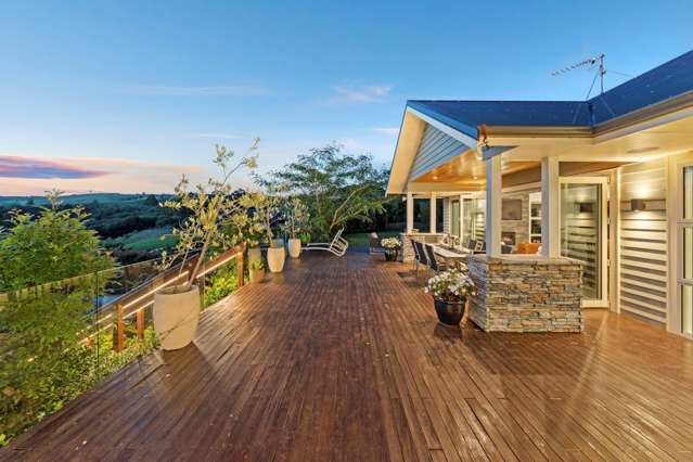 ULTIMATE KIWI LIFESTYLE - POOL, PRIVACY & PERF...