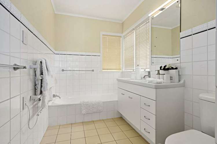 70 Marine Parade Mellons Bay_11