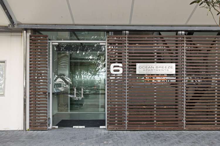 2/6 Beach Front Lane Browns Bay_14