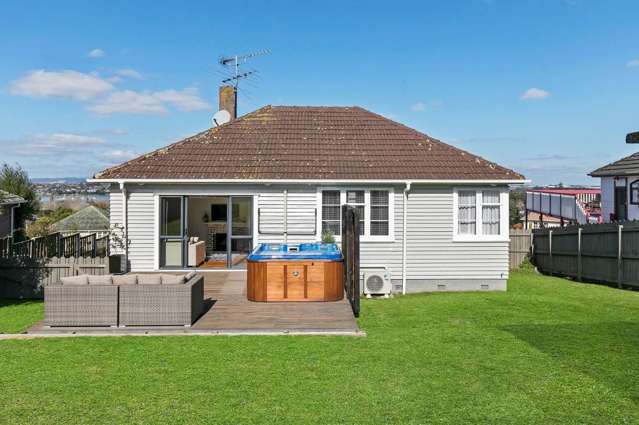 Charming Panmure Haven: Sun-Soaked Decks, Spa ...