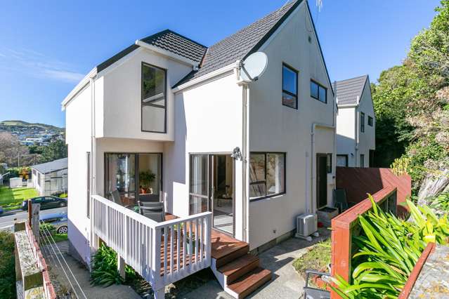 SPACIOUS, SUNNY & CENTRAL-THE PERFECT FAMILY HOME!