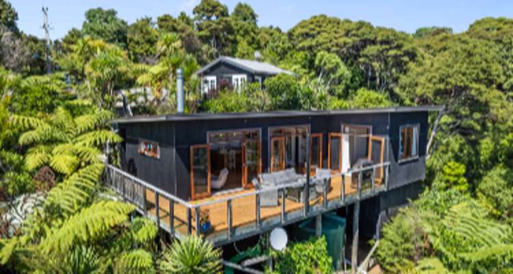170 Piha Road_0