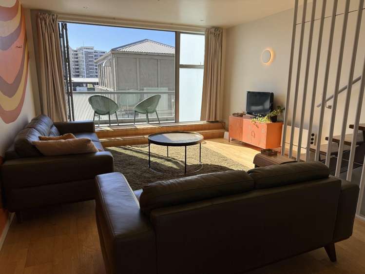 254/21 Left Bank 2185_1