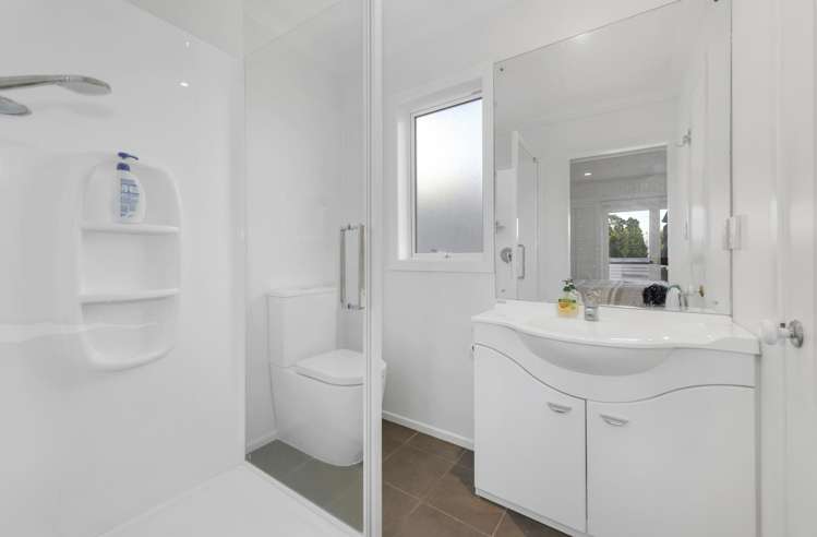 9 Bradbury Road Botany Downs_23