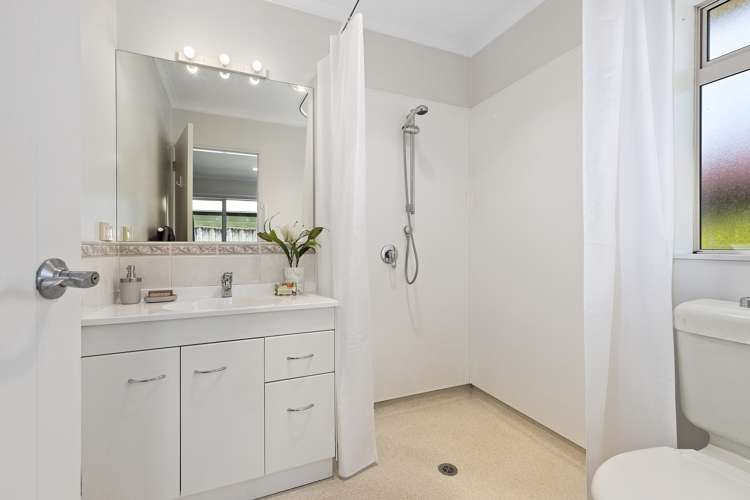 15 Thistlewood Avenue Hamilton East_8