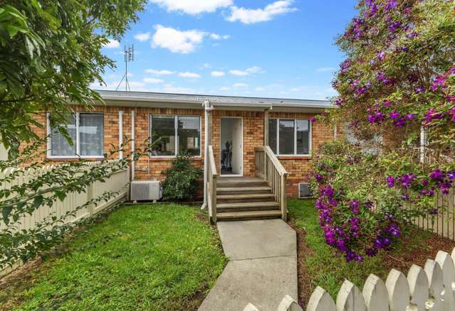 Charming 3BR Otahuhu Unit w/ Parking!