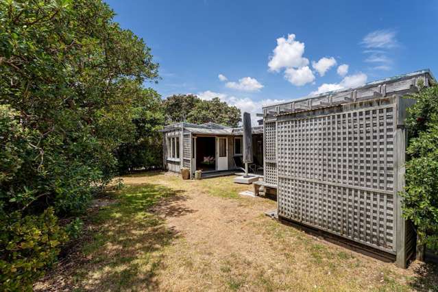 Rustic Sunny Whangapoua Cabins