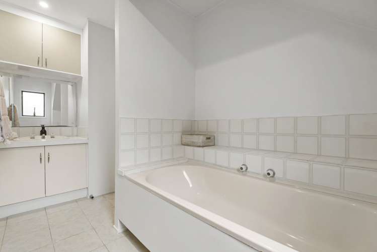 2/14a Commodore Parry Road Castor Bay_22