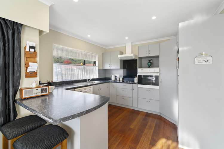 12 Woodland Grove Wainuiomata_6