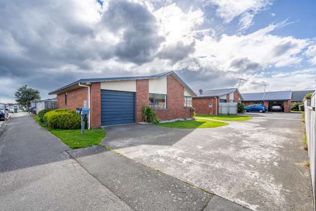 Terrific Townhouse on Bainfield Road!