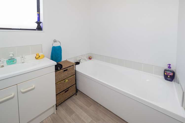 2/14 James Street Allenton_16