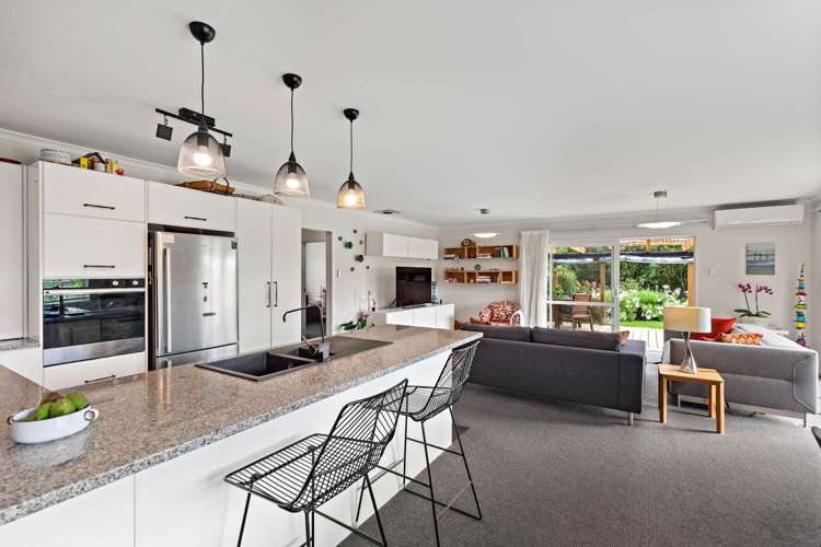 1098 Queen Street East_5
