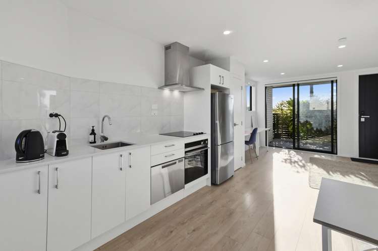 2/8 Brady Road_0