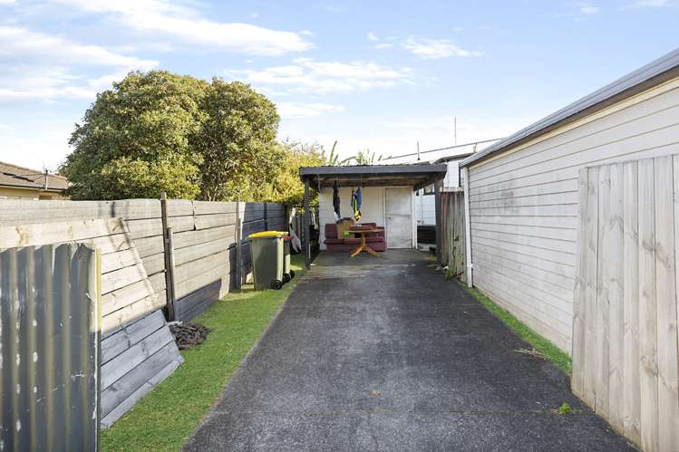 2/7 Volta Place Clendon Park_13