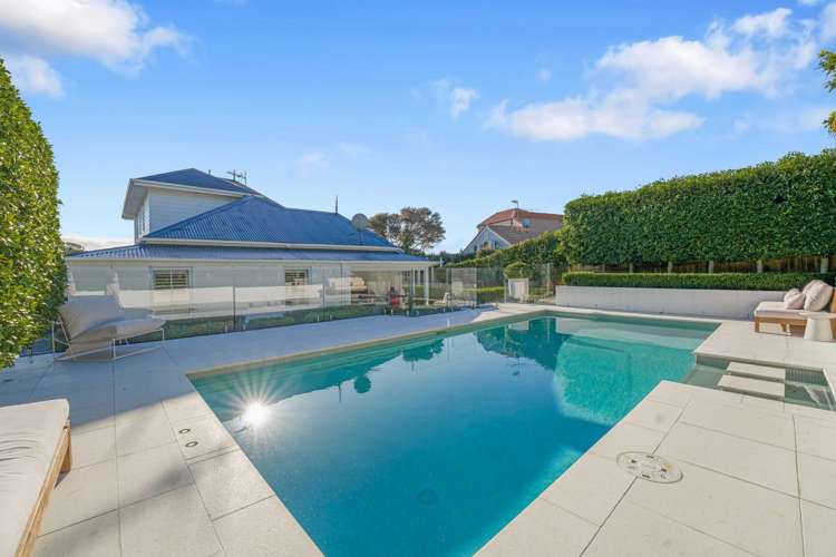 1 Almond Grove Greenhithe_11