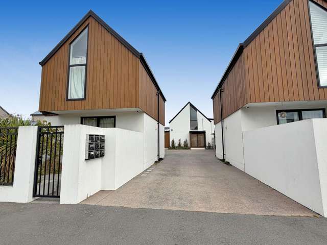 EDGEWARE - TWO BEDROOM REAR TOWNOUSE WITH COVERED CARPARK