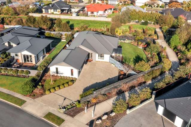 Immaculate Family Home with Triple Garaging!