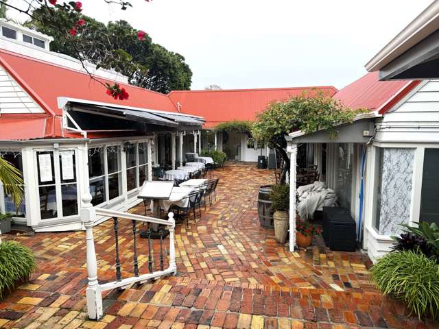 CHARACTER SPACE WITH COURTYARD