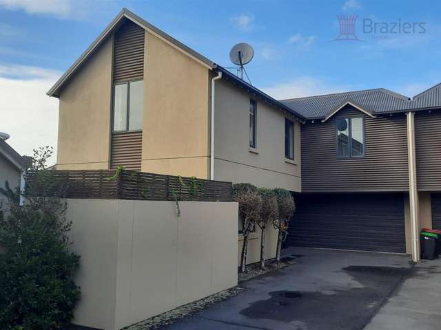 Spacious Three-Bedroom Townhouse with Double Garage