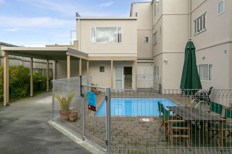 9/208A Lake Terrace Waipahihi_18