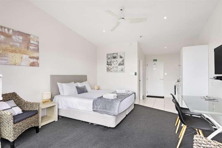 5,7 and 8/27 Marine Parade Carters Beach_6