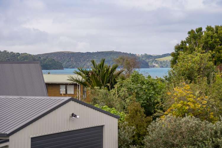 17 Piccadilly Circus Snells Beach_25