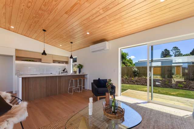 2 Living, High Timber Ceilings, Campervan Parking