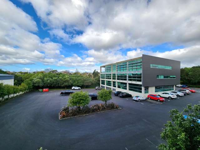 Campus-like offices on Central Park Drive