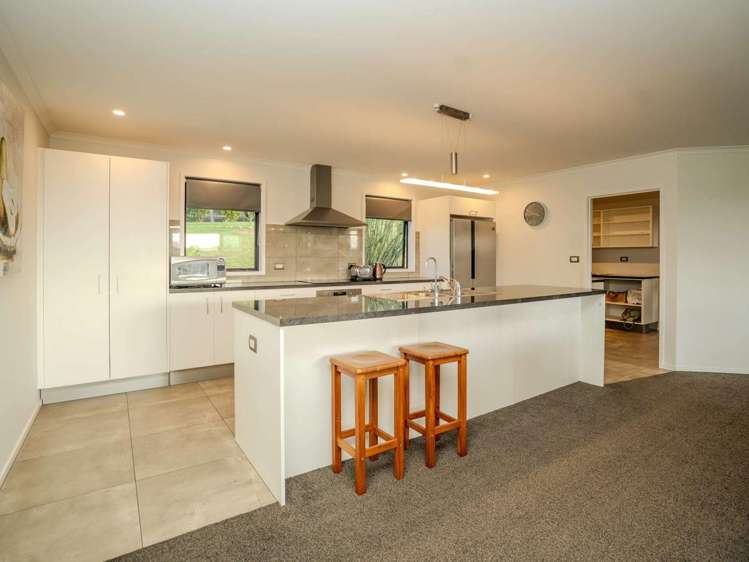 6 Riverbank Drive_5