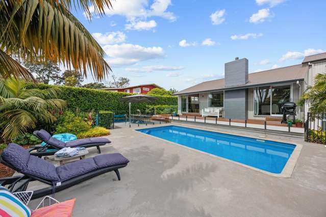 Your Tropical Oasis in Sunnyhills!