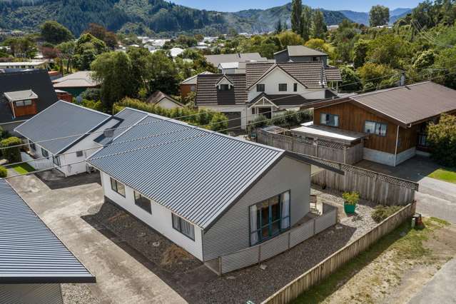 Cute, Low Maintenance & Close to Town