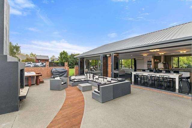 'Can’t find my husband, but have found a buyer' - giant house sells for over $2m