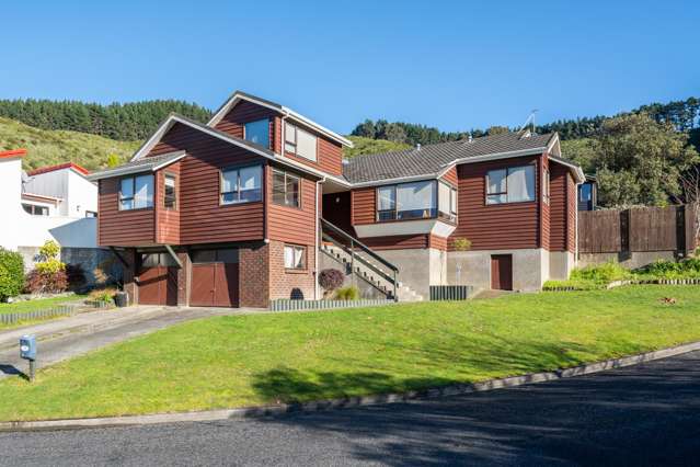 Sunny & Spacious Redwood Family Home
