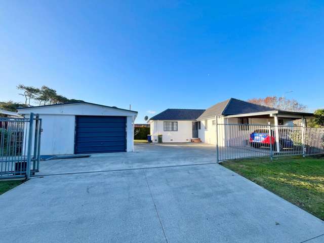 Exceptional Family Living – Walk to Golf, Park...